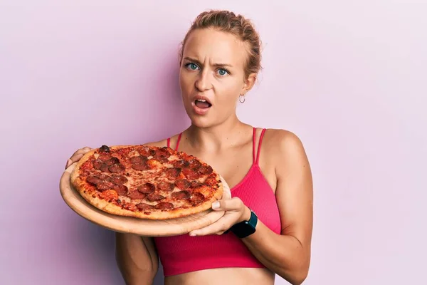 Bella Donna Caucasica Che Tiene Pizza Italiana Faccia Shock Sembra — Foto Stock