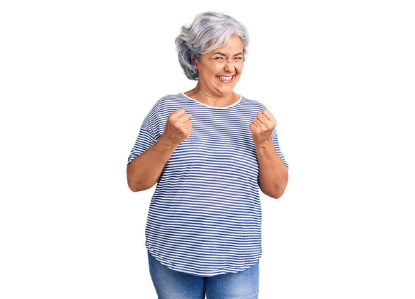 Starsza Kobieta Siwymi Włosami Ubrana Luźne Paski Ubrania Podekscytowana Sukcesem — Zdjęcie stockowe