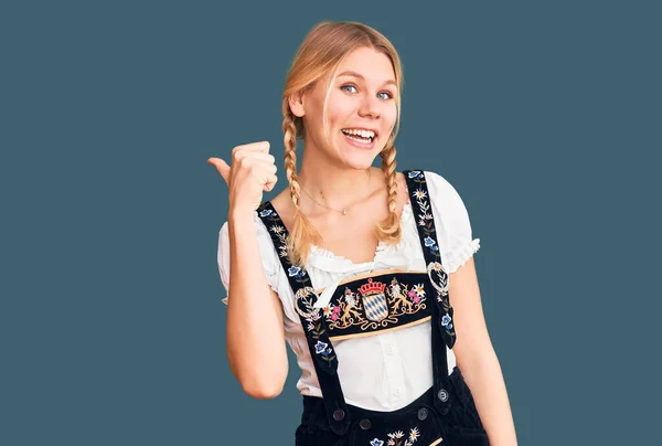 Oktoberfest Elbisesi Giyen Genç Güzel Sarışın Bir Kadın Mutlu Yüzle — Stok fotoğraf