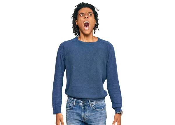 カジュアルな冬のセーターを着ている若いアフリカ系アメリカ人の男性は怒りと怒りを叫び フラストレーションと激怒叫んで怒っています 怒りと攻撃的な考え方 — ストック写真