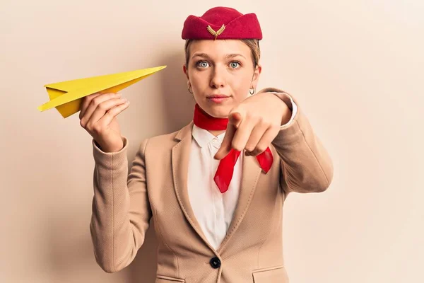 Mladá Krásná Blondýnka Uniformě Letušky Drží Papírové Letadlo Ukazující Prstem — Stock fotografie