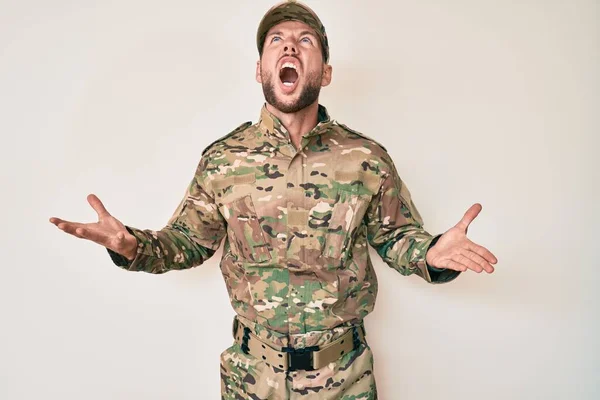 Jovem Caucasiano Vestindo Uniforme Exército Camuflagem Louco Louco Gritando Gritando — Fotografia de Stock
