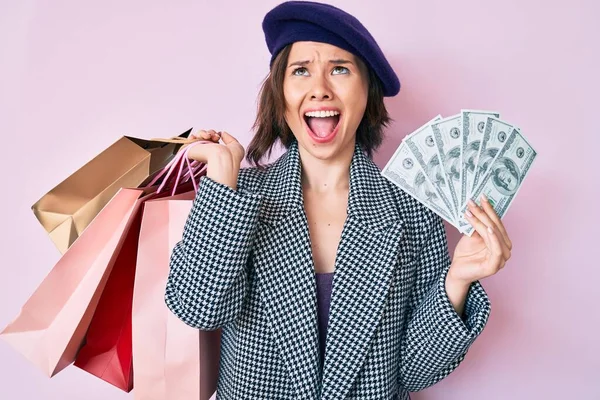 Junge Schöne Frau Mit Baskenmütze Einkaufstaschen Und Dollarnoten Der Hand — Stockfoto