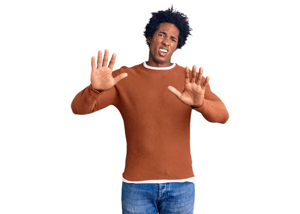 Hombre Afroamericano Guapo Con Pelo Afro Vistiendo Ropa Casual Asustado —  Fotos de Stock