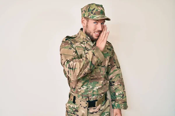 Joven Hombre Caucásico Vistiendo Camuflaje Ejército Uniforme Mano Boca Diciendo — Foto de Stock