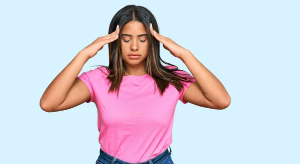 ストレスが原因で頭の痛みのために頭の上に手でカジュアルな服を着て若いラテン語の女の子 片頭痛 — ストック写真
