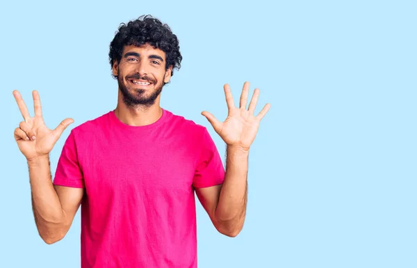 Beau Jeune Homme Aux Cheveux Bouclés Ours Portant Shirt Rose — Photo