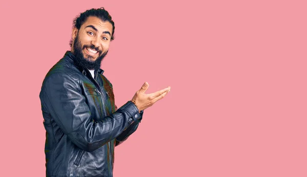 Young Arab Man Wearing Casual Leather Jacket Pointing Aside Hands — Stock Photo, Image