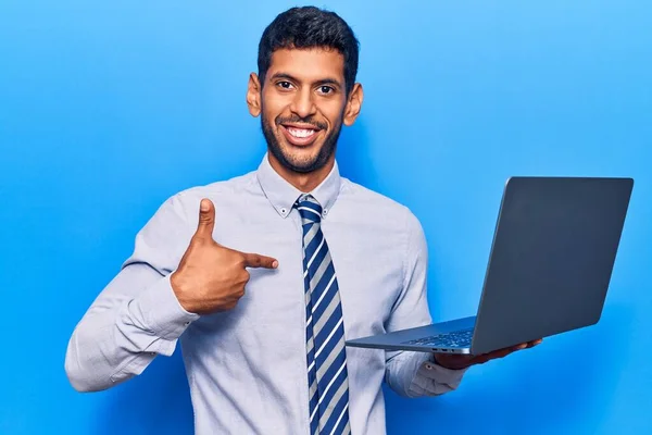 Jong Latijn Man Met Laptop Wijzende Vinger Naar Een Zelf — Stockfoto