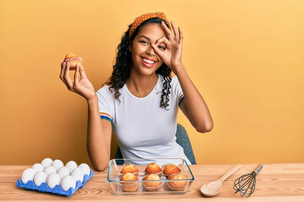 Jong Afrikaans Amerikaans Meisje Maken Muffins Zitten Tafel Lachend Gelukkig — Stockfoto