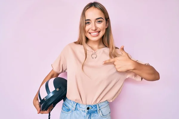 Jovem Bela Mulher Loira Segurando Motocicleta Capacete Apontando Dedo Para — Fotografia de Stock