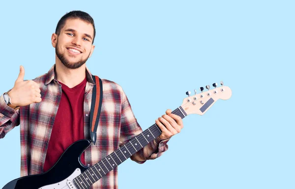Jovem Homem Bonito Tocando Guitarra Elétrica Sorrindo Feliz Positivo Polegar — Fotografia de Stock