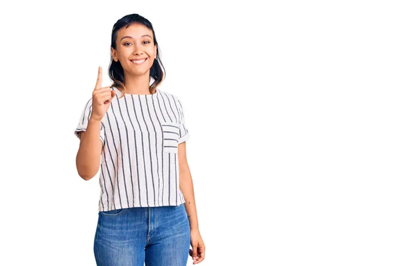 Junge Frau Lässiger Kleidung Zeigt Mit Finger Nummer Eins Nach — Stockfoto