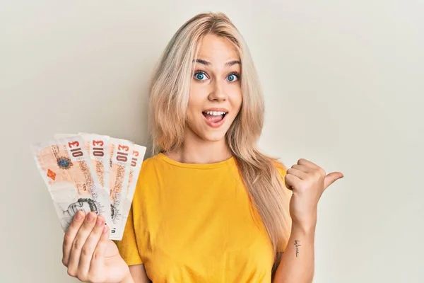 Krásná Kavkazské Blondýny Dívka Drží Spojené Království Libry Bankovky Ukazující — Stock fotografie