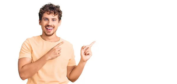 Homem Bonito Jovem Com Cabelo Encaracolado Vestindo Roupas Casuais Sorrindo — Fotografia de Stock