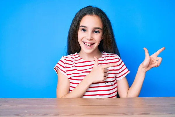 Schattig Hispanic Kind Meisje Dragen Casual Kleding Zitten Tafel Glimlachen — Stockfoto