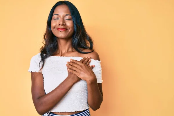 Menina Indiana Jovem Vestindo Roupas Casuais Sorrindo Com Mãos Peito — Fotografia de Stock