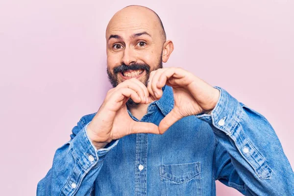 Homem Bonito Jovem Vestindo Roupas Casuais Sorrindo Amor Fazendo Forma — Fotografia de Stock