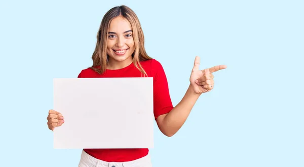 Joven Hermosa Mujer Rubia Sosteniendo Blanco Banner Vacío Sonriendo Feliz —  Fotos de Stock