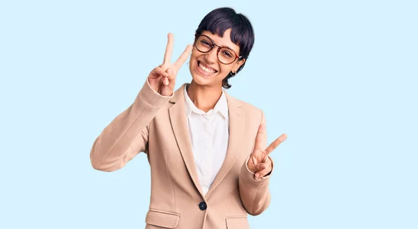 Junge Brünette Frau Mit Kurzen Haaren Business Jacke Und Brille — Stockfoto