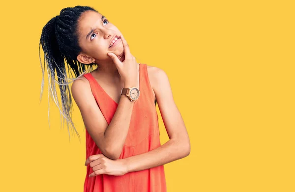 Menina Afro Americana Bonito Vestindo Roupas Casuais Pensando Preocupado Com — Fotografia de Stock