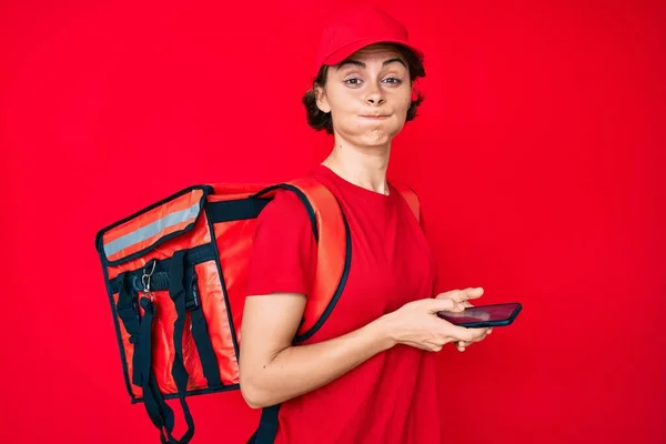 年轻的惊慌失措的女人拿着分娩盒 用滑稽的脸叫人帮忙 嘴被空气吹胀 — 图库照片