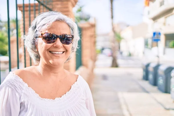 Mujer Mediana Edad Con Pelo Gris Sonriendo Feliz Aire Libre —  Fotos de Stock