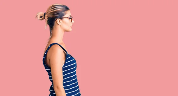 Mujer Hermosa Joven Con Ropa Casual Gafas Mirando Lado Pose —  Fotos de Stock