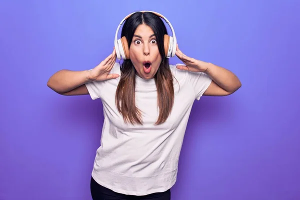 Joven Hermosa Mujer Morena Escuchando Música Usando Auriculares Sobre Fondo — Foto de Stock