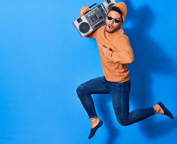 Giovane Uomo Latino Bello Sorridente Felice Indossando Occhiali Sole Teppisti — Foto Stock