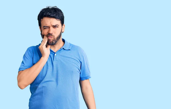 年轻的恐慌性男人 身穿休闲服 手牵着嘴 因为牙齿疼痛或牙病而有痛苦的表情 — 图库照片