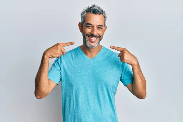 Homem Cabelos Grisalhos Meia Idade Vestindo Roupas Casuais Sorrindo Alegre — Fotografia de Stock