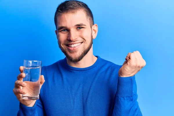 Ung Stilig Man Dricka Glas Vatten Skriker Stolt Firar Seger — Stockfoto