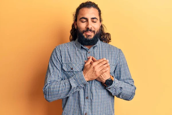 Ung Arab Man Bär Casual Kläder Ler Med Händerna Bröstet — Stockfoto