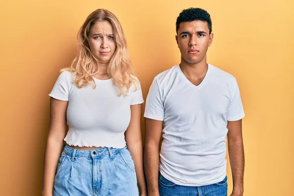 Pareja Joven Interracial Que Usa Camiseta Blanca Casual Escéptica Nerviosa —  Fotos de Stock