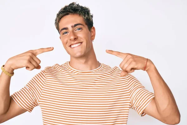 Homem Bonito Jovem Vestindo Roupas Casuais Sorrindo Alegre Mostrando Apontando — Fotografia de Stock