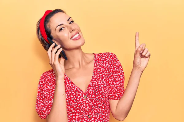 Jong Mooi Vrouw Hebben Gesprek Praten Smartphone Glimlachen Gelukkig Wijzend — Stockfoto