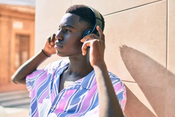 Fiatal Afro Amerikai Férfi Fejhallgatót Használ Város Utcáin — Stock Fotó