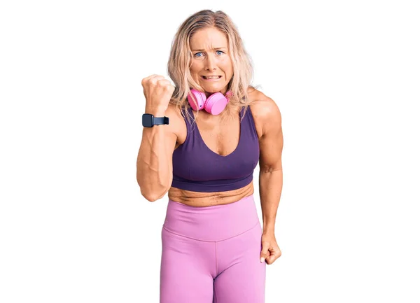 Mujer Rubia Mediana Edad Forma Con Ropa Gimnasio Uso Auriculares —  Fotos de Stock