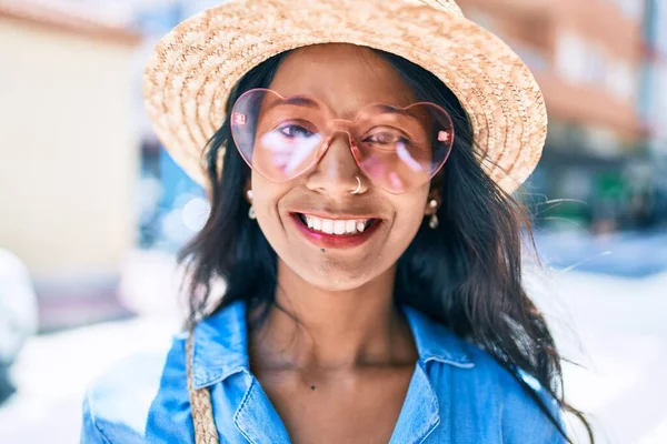 Joven Mujer India Hermosa Con Gafas Sol Corazón Sonriendo Feliz — Foto de Stock