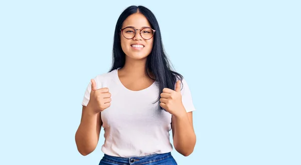 Junge Schöne Asiatische Mädchen Lässiger Kleidung Und Brille Erfolgszeichen Tun — Stockfoto