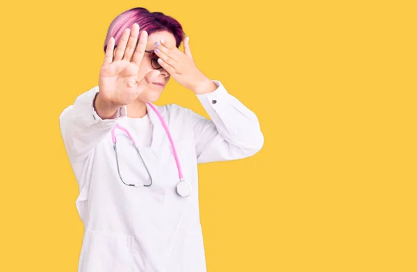 Pembe Saçlı Doktor Üniforması Giyen Elleriyle Gözlerini Kapatan Üzgün Korku — Stok fotoğraf