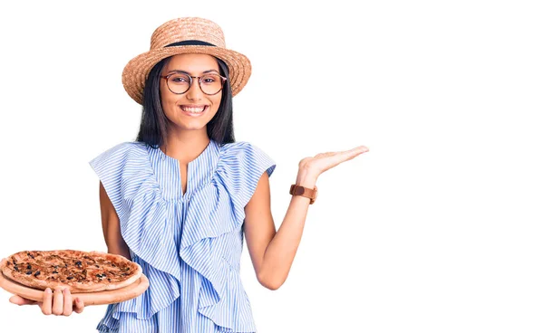 Joven Chica Latina Hermosa Con Sombrero Verano Gafas Celebración Pizza —  Fotos de Stock