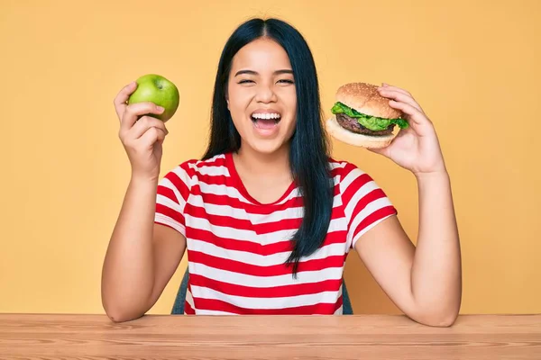 Joven Asiática Chica Comparando Hamburguesa Saludable Manzana Sonriendo Riendo Duro —  Fotos de Stock