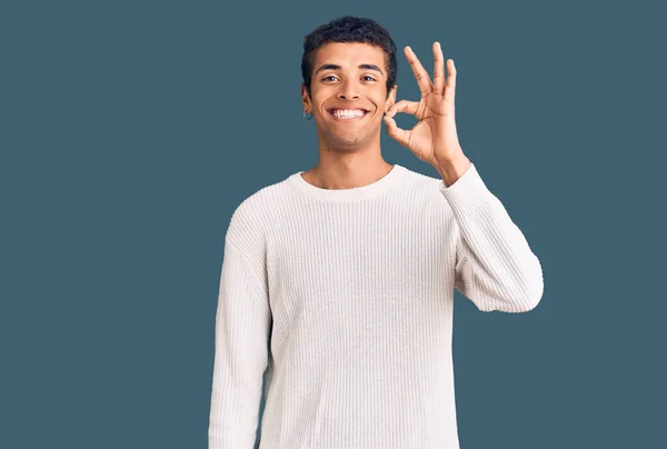 Jovem Afro Americano Vestindo Roupas Casuais Sorrindo Positivo Fazendo Sinal — Fotografia de Stock