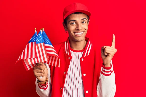 Joven Hombre Amerciano Africano Vistiendo Uniforme Béisbol Sosteniendo Banderas América —  Fotos de Stock