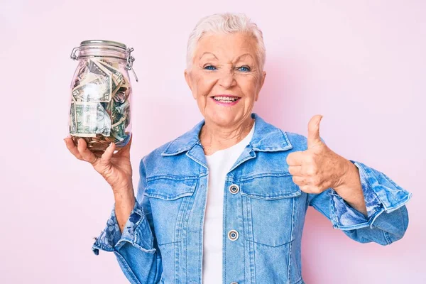 Senior Vacker Kvinna Med Blå Ögon Och Grått Hår Håller — Stockfoto