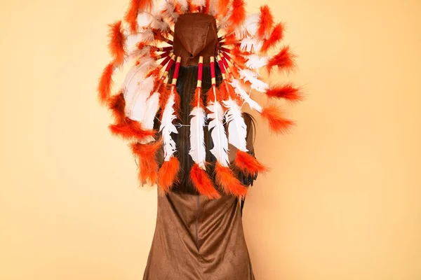 Young Beautiful Latin Girl Wearing Indian Costume Standing Backwards Looking — Stock Photo, Image