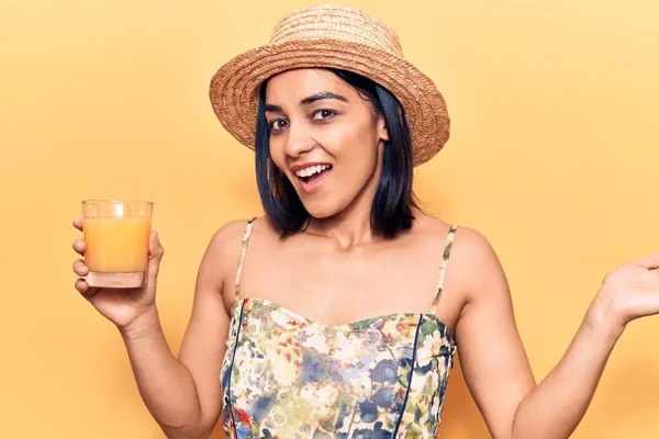 Ung Vacker Latinamerikansk Kvinna Bär Sommar Hatt Dricka Glas Apelsinjuice — Stockfoto