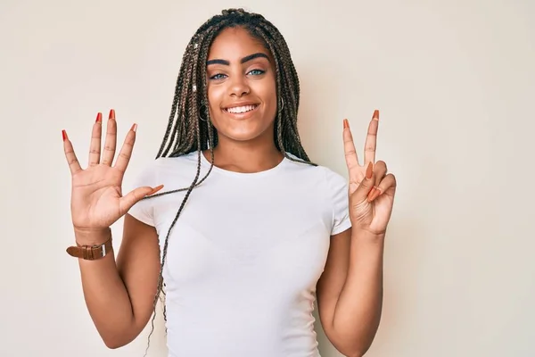 Jonge Afro Amerikaanse Vrouw Met Vlechten Casual Witte Tshirt Tonen — Stockfoto